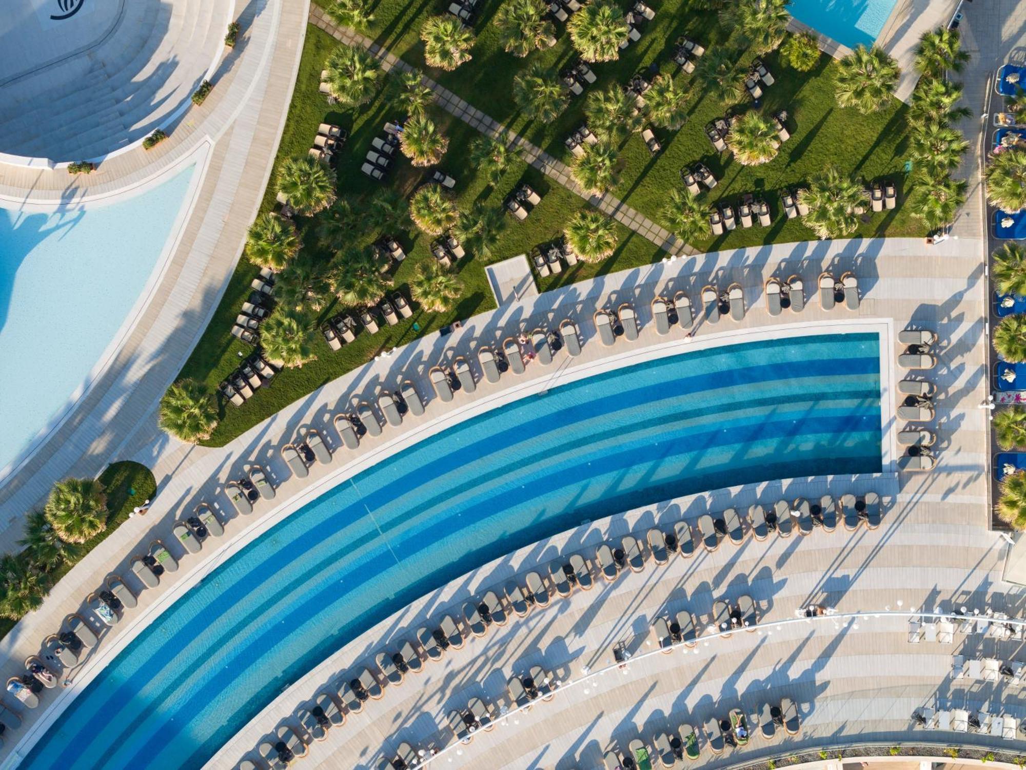 Lyttos Mare Hotell Khersónisos Eksteriør bilde Aerial view of the pool at the Atlantis Paradise Island
